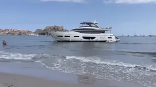 26 meter motor yacht runs aground