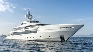 M/Y Lusine running shot