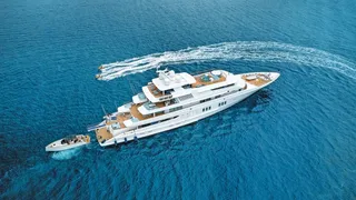 M/Y Coral Ocean running shot