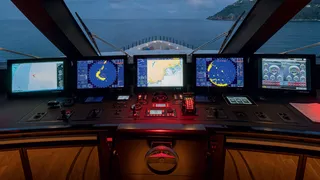 How Forward Looking Sonar Enhances Yacht Navigation